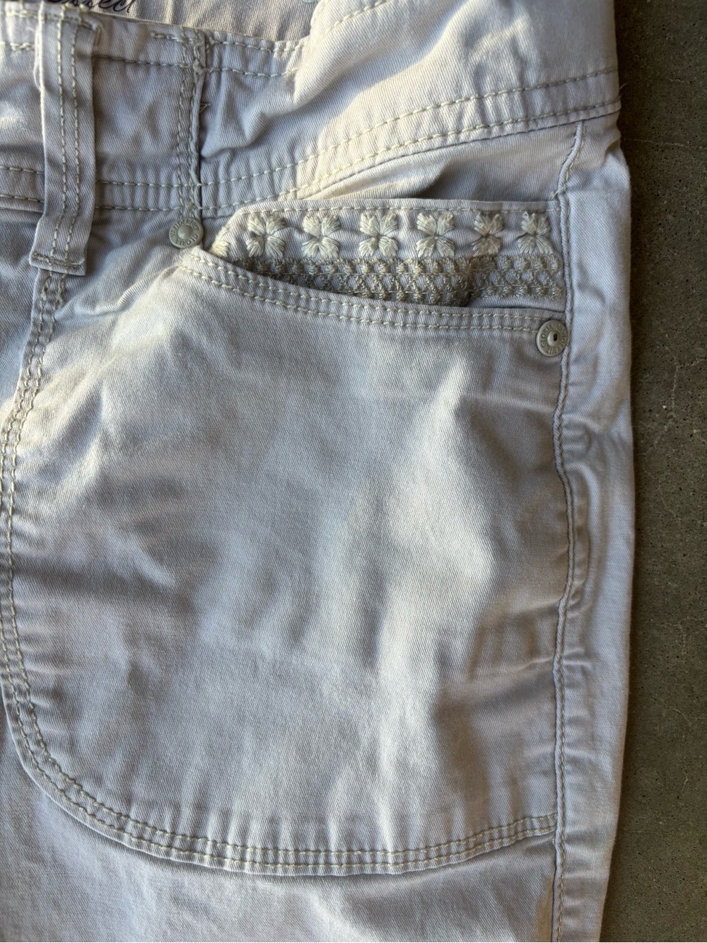 Gloria Vanderbilt Cream Cotton Stretch Capri Embroidered Pockets Size 6 - Picture 4 of 7